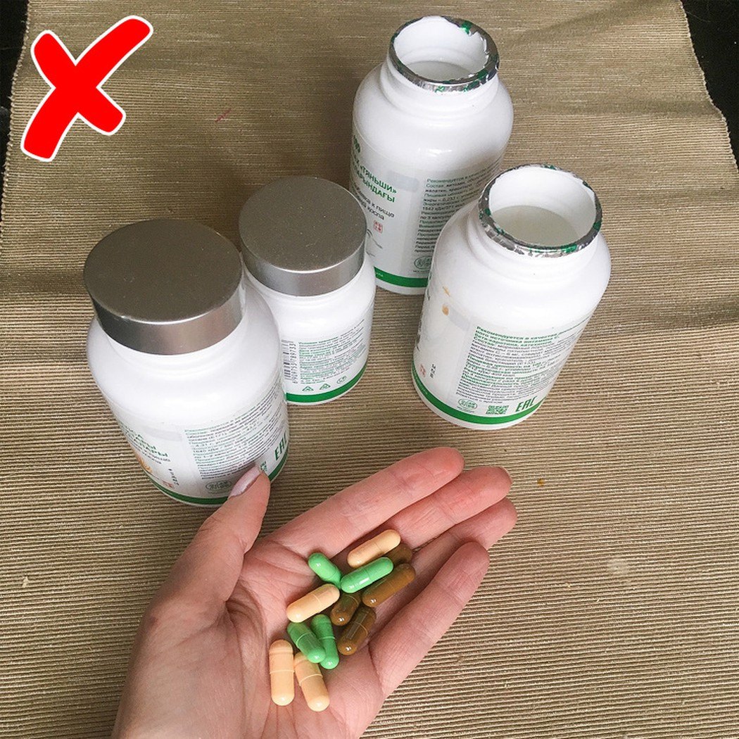 Sử dụng quá nhiều thuốc bổ: Thiếu các loại vitamin sẽ khiến da và tóc bị xấu đi trông thấy. Thế nhưng sử dụng nhiều quá cũng không tốt bởi nó sẽ khiến cơ thể bị nhiễm độc, từ đó làm da trở nên nhăn nheo và thô ráp. Tóm lại, việc sử dụng các loại thuốc bổ nên tuân theo chỉ định của bác sĩ và không được tự tiện mua dùng.