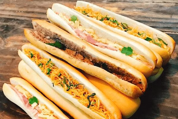 Bánh mì que: Khách du lịch đến với Hải Phòng thường nhớ mãi hương vị của những chiếc bánh mì nhỏ xinh ở đây. Bánh mì que Hải Phòng không cầu kỳ, không sang chảnh và cũng chẳng đắt đỏ nhưng lại dễ dàng chinh phục thực khách bởi hương thơm nồng, vị beo béo, bùi bùi, đậm đà vừa miệng lại cay cay tê tê.