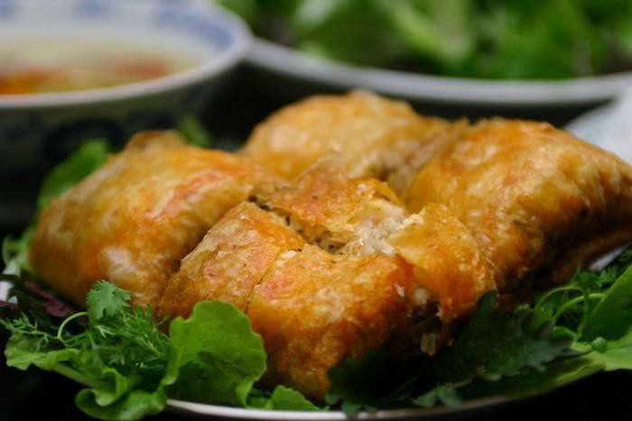 Nem cua bể luôn nằm trong top những món nhất định phải ăn thử một lần khi tới Hải Phòng. Nem cua ngon đặc biệt được chế biến kỳ công, lớp thịt cua dày mỡ màng, béo ngậy cùng với miến, thịt, nấm hương, tất cả được gói gọn thành hình vuông, khi ăn cắt làm bốn. Nem cua ngon hơn khi chấm với nước mắm chua ngọt và ăn cùng rau sống.