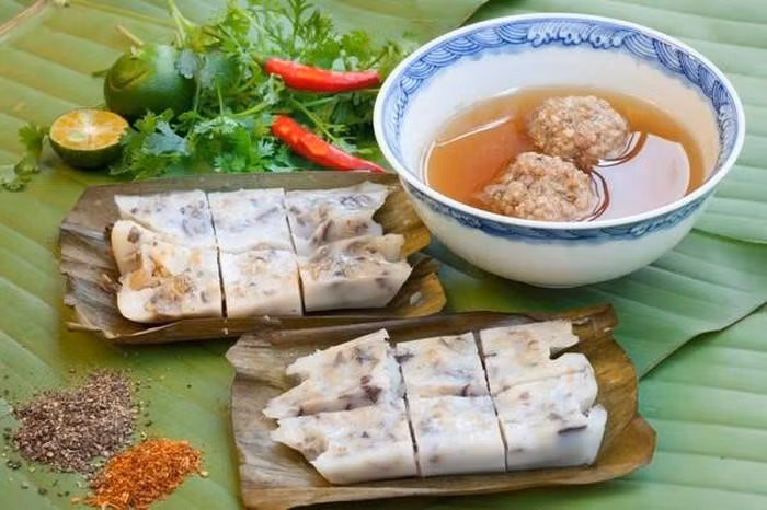 Bánh bèo Hải Phòng: Khác hoàn toàn so với nhiều địa phương khác, bánh bèo Hải Phòng dày và có hình chữ nhật, với nhân nằm trong bánh (gồm nấm mèo thái chỉ, thịt băm xào chín). Bánh sẽ được gói trong lá chuối và đặt vào xửng để hấp. Khi ăn, người ta thường cắt nhỏ thành từng miếng và chấm với nước mắm pha.