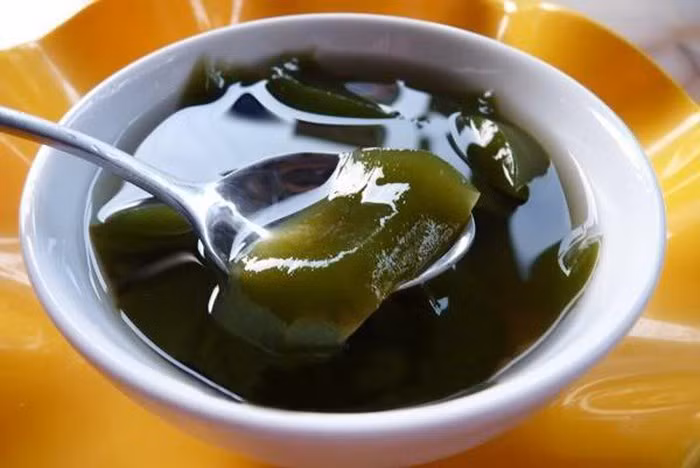 Thạch găng: Với người Hải Phòng, thạch găng là quà vặt thường mang nhiều kỷ niệm ấu thơ. Ưu điểm là giá cả phải chăng, hương vị ngon ngọt, thơm mát, giúp giải khát ngày hè. Video "Chế biến món ngon từ nấm đông cô". Nguồn: VTC.