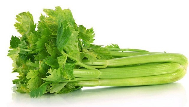 Cần tây: Nếu chứng mất ngủ của bạn liên quan đến việc đi tiểu nhiều lần mỗi đêm, bạn nên tránh ăn cần tây vào buổi tối. Cần tây chứa nhiều nước, có tính chất lợi tiểu, khiến nhu cầu đi vệ sinh của bạn nhiều hơn và không được ngủ ngon giấc. Ảnh: Askdrnandi.