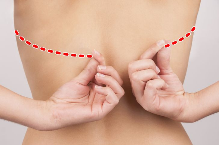 Mặc áo ngực có kích thước phù hợp: Mặc áo ngực có kích thước phù hợp sẽ giúp bạn chỉnh sửa vóc dáng, khiến bạn trông cao và thon thả hơn. Ngược lại, áo ngực quá rộng có thể khiến ngực bị chảy xệ. Vị trí hoàn hảo nhất của áo ngực là cao giữa khuỷu tay và vai.