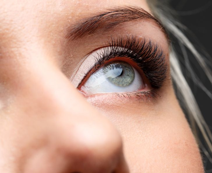 Uốn cong lông mi: Mẹo đơn giản này sẽ giúp mắt bạn trông to hơn, khiến bạn trông trẻ trung hơn.