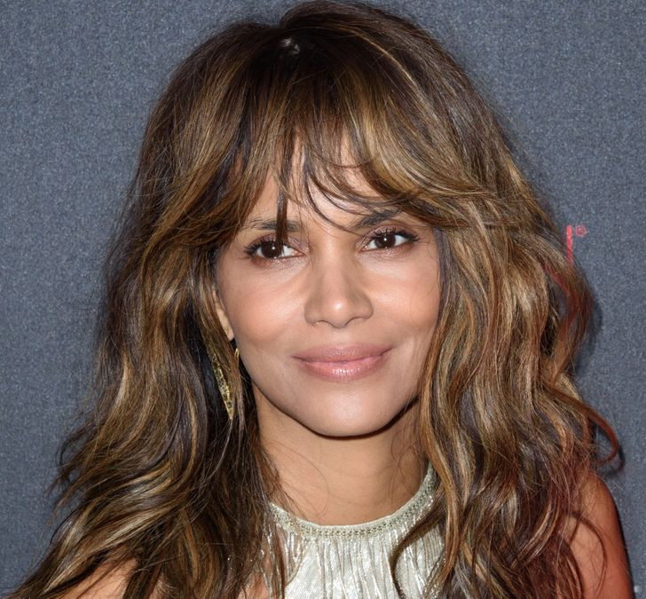 Làm tóc: Kiểu tóc có thể giúp bạn "hack tuổi". Ví dụ để tóc mái sẽ giúp bạn trông trẻ hơn, khiến đường nét khuôn mặt mềm mại hơn, tạo điểm nhấn vào đôi mắt, che nếp nhăn ở trán. Tóc cắt tỉa, tạo kiểu phù hợp sẽ giúp bạn trông trẻ trung hơn rất nhiều. Ảnh: Internet. Mời độc giả theo dõi video "Bí quyết làm đẹp của sao Việt". Nguồn: VTC.