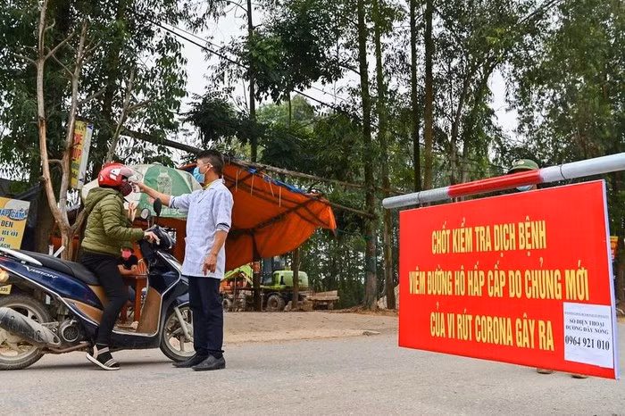 Dich corona ngay 17/2: TQ ca tu vong van tang, Vinh Phuc 2 nguoi xuat vien hom nay-Hinh-2