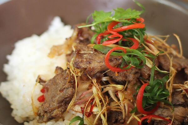 Món thịt cừu xào sả cực kì thích hợp cho món ăn bên gia đình, không gian ấm cúng hòa quyện với hương vị thịt cừu may mắn và mùi thơm của sả thật là tuyệt vời.