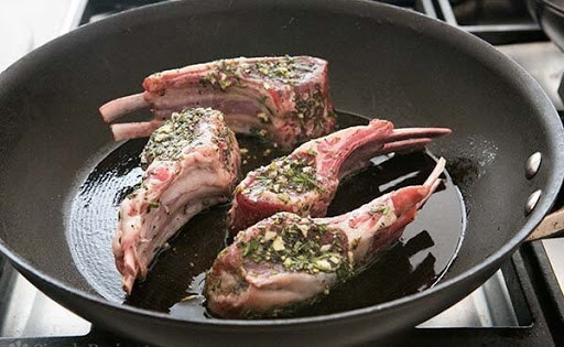 Thịt cừu áp chảo: Miếng thịt cừu được ướp thấm gia vị bằng một chút dầu ô liu và một chút thảo mộc hay các loại gia vị thơm ngon sau đó đem áp chảo chín vàng thơm ngon. con. Nếu bạn nướng vỉ, hãy để nhiệt độ vừa phải, và nếu bạn nướng nguyên con, đừng nướng chúng trên lò than quá nóng.