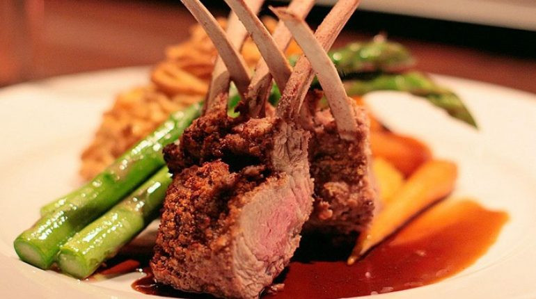 Thịt cừu nướng: Người ta có thể nướng phần đùi, vai, lưng và phần xương sườn của thịt cừu để làm món ăn chính, nó rất dễ chế biến. Ướp vào chút tỏi, muối, tiêu, một vài loại rau thơm hay cho vào khi đã nướng chín.