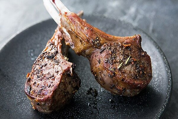 Món ăn đã hoàn thành, bạn dọn sườn cừu áp chảo ra một cái đĩa, có thể trình bày trang trí thêm tùy thích cho bắt mắt. Miếng thịt cừu được ướp thấm gia vị với dầu ô liu và một chút thảo mộc, các loại gia vị thơm ngon thực sự rất lạ miệng cho gia đình bạn.