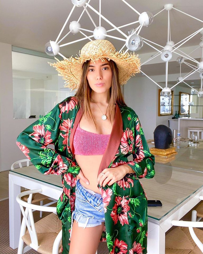 Cô bạn gái kém 27 tuổi của triệu phú playboy Gianluca Vacchi thường xuyên diện các trang phục gợi cảm khoe eo thon và các đường cong bốc lửa.