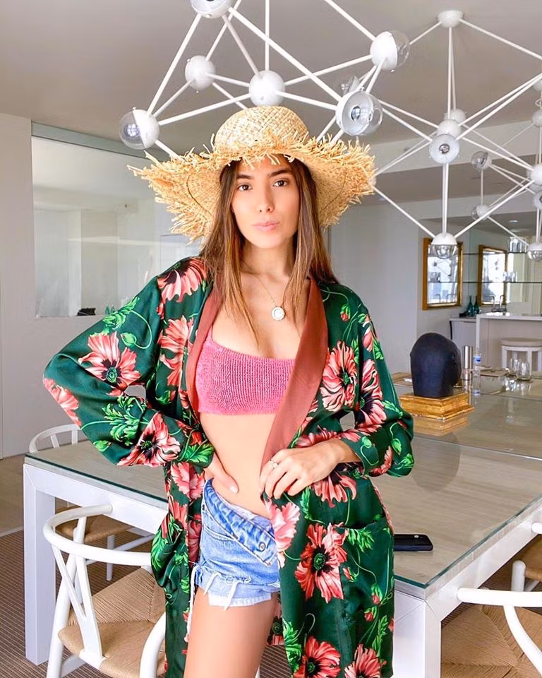 Cô bạn gái kém 27 tuổi của triệu phú playboy Gianluca Vacchi thường xuyên diện các trang phục gợi cảm khoe eo thon và các đường cong bốc lửa.