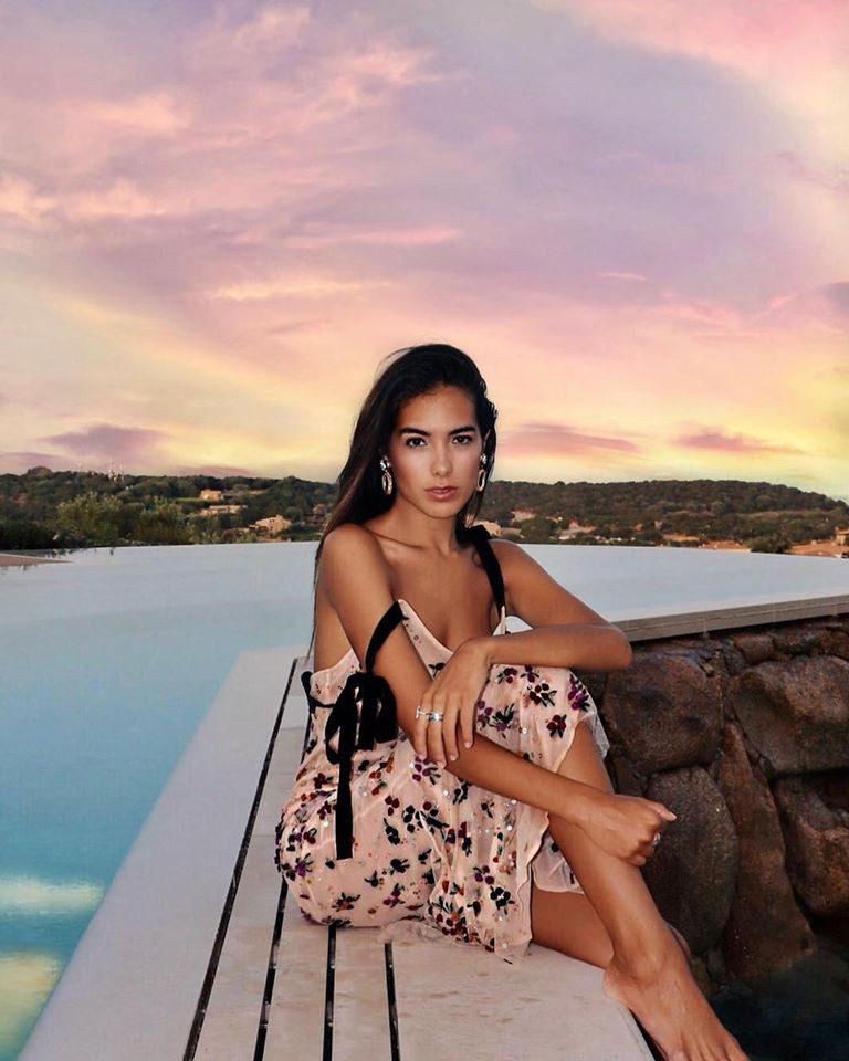 Những chiếc váy hai dây trễ nãi tôn lên bờ vai quyến rũ của cô.