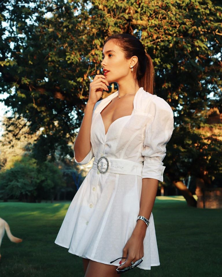 Các mẫu váy cổ xẻ sâu cũng được nàng mẫu tận dụng để khoe vòng một đầy đặn. Ảnh: FBNV. Video "Minh Hằng chia sẻ về phong cách thời trang". Nguồn: VTC.