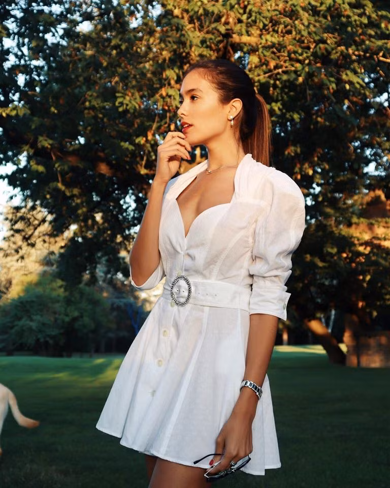 Các mẫu váy cổ xẻ sâu cũng được nàng mẫu tận dụng để khoe vòng một đầy đặn. Ảnh: FBNV. Video "Minh Hằng chia sẻ về phong cách thời trang". Nguồn: VTC.