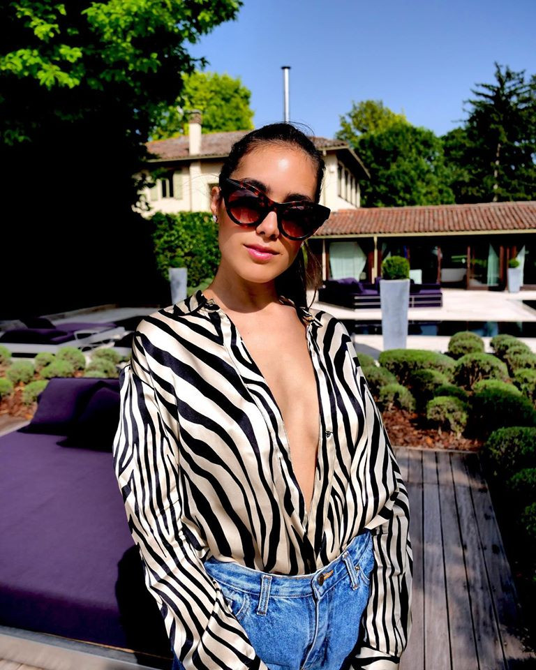 Sharon Fonseca "đốt mắt" người đối diện bởi cách phối áo sơ mi không nội y với quần jean.