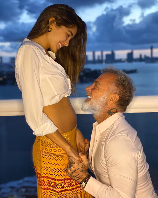 Hôm 13/5, Gianluca Vacchi khoe bức ảnh bạn gái Sharon Fonseca đang mang thai trên Instagram 15,2 triệu người dõi theo. Ba ngày trước đó, doanh nhân 52 tuổi cũng gửi lời chúc ngọt ngào tới Sharon Fonseca nhân Ngày của mẹ.