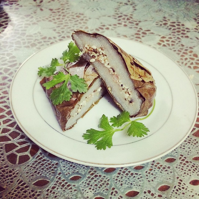 Bột làm bánh này là bột gạo nếp nương, pha thêm chút bột gạo tẻ để cân bằng độ mềm và dẻo. Bột làm bánh được nhào cũng nước đến khi vừa đủ độ mịn thì đem cán mỏng thành hình vuông, dày khoảng nửa phân vào ốp lên chiếc lá vả.