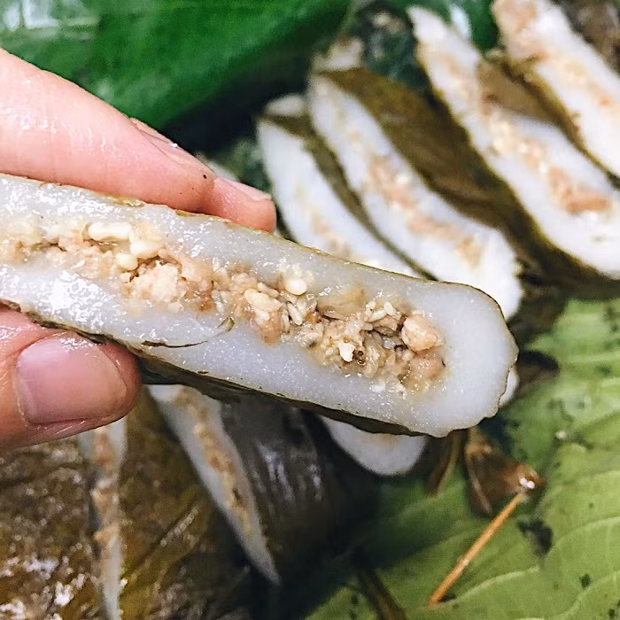 Bánh trứng kiến: Nếu xôi trứng kiến là một thể hiện nền ẩm thực từ kiến của người dân Tây Bắc thì bánh trứng kiến là đặc sản của người dân vùng Đông Bắc nước ta. Món ngon này có nhiều ở các tỉnh Cao Bằng, Bắc Cạn và nguyên liệu chính vẫn là trứng kiến.