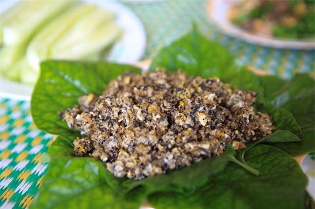 Trứng kiến được ví là “lộc rừng”, ngon, lạ và bổ dưỡng, vì thế giá của nó không hề rẻ. Và để “săn” được sản vật này là cả một quá trình đầy gian nan, kỳ công. Tổ kiến thường ở trên các ngọn cây, người săn trứng phải trèo khá cao mới có thể tiếp cận được. Ảnh: Internet. Video "Chế biến món ngon từ nấm đông cô". Nguồn: VTC.