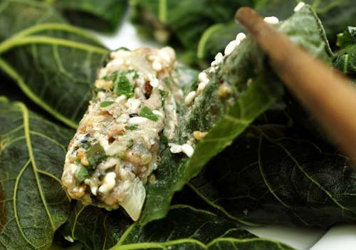 Trứng kiến cuốn lá lốt: Cho bột nêm, gia vị đảo đều lẫn với trứng kiến để khoảng 15 phút cho ngấm, rửa sạch lá lốt cho ráo nước. Cho trứng kiến vào giữa 2 - 3 lá lốt rồi gói lại, rán chín vừa phải. Món này ăn nóng chấm với muối ớt hoặc muối tiêu chanh rất thơm ngon, béo ngậy.