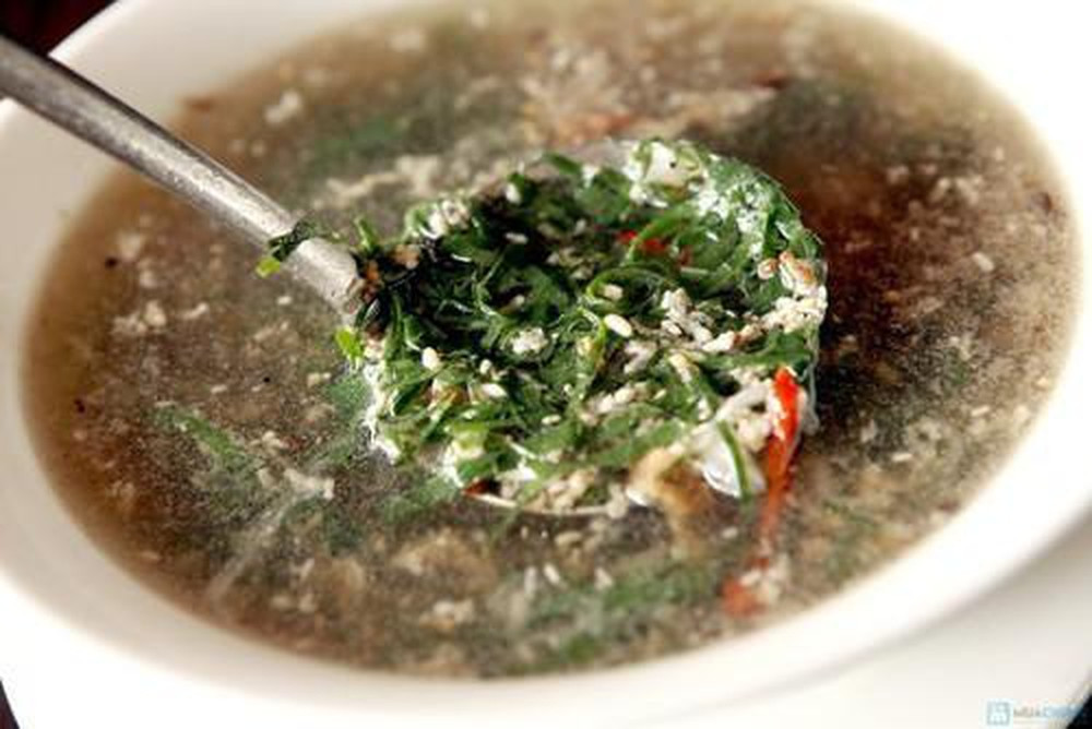 Với người dân Minh Hóa, Quảng Bình, họ lại nấu trứng kiến với lá bún chua. Bún là loại cây hoang dại chỉ mọc ở các bờ suối. Người ta thường ngắt những đọn non rồi về thái sợi, bỏ vào sành, vại muối chua chừng 3 ngày rồi nấu với kiến, tạo thành món canh dân dã nhưng không nơi nào có được.