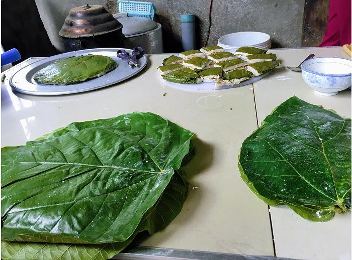 Công đoạn cuối cùng là hấp cách thủy trong thời gian khoảng 45 phút. Khi bánh chín, người ta sẽ bày bánh trứng kiến ra đĩa, cắt làm đôi và thưởng thức. Tùy sở thích mà bạn có thể ăn bánh lúc nóng hoặc nguội. Đặc biệt, khi ăn sẽ ăn luôn lá vả vì đây là nguyên liệu ăn được, có tác dụng thanh nhiệt, giải độc tốt cho cơ thể.