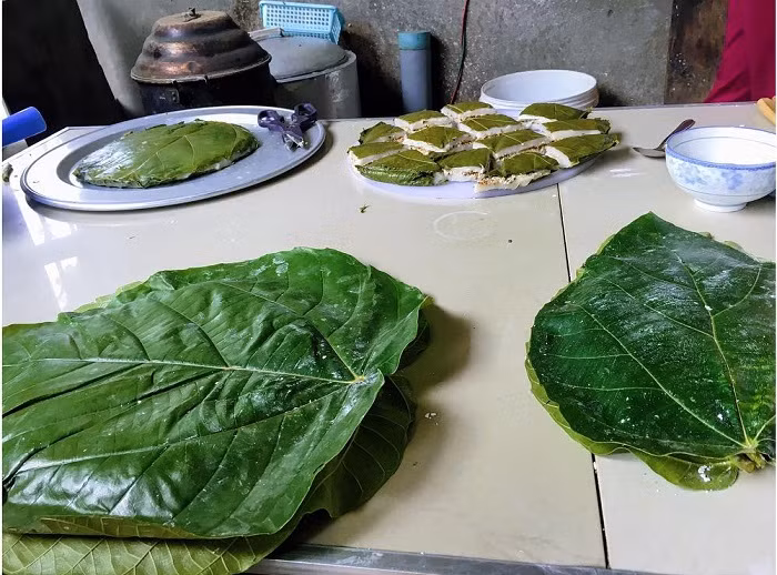 Công đoạn cuối cùng là hấp cách thủy trong thời gian khoảng 45 phút. Khi bánh chín, người ta sẽ bày bánh trứng kiến ra đĩa, cắt làm đôi và thưởng thức. Tùy sở thích mà bạn có thể ăn bánh lúc nóng hoặc nguội. Đặc biệt, khi ăn sẽ ăn luôn lá vả vì đây là nguyên liệu ăn được, có tác dụng thanh nhiệt, giải độc tốt cho cơ thể.