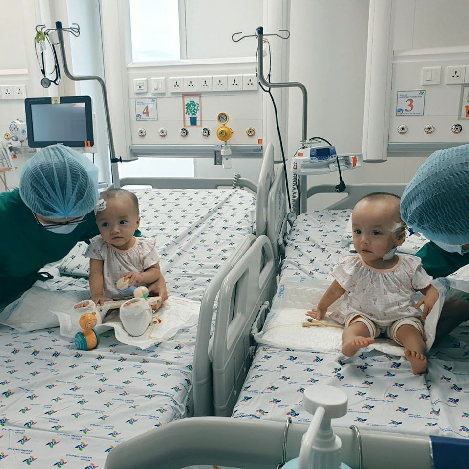 “Cùng chờ đợi những điều kỳ diệu tiếp theo với Song Nhi, hai chị em lại hội ngộ như cách mà cả hai đã từng nương tựa nhau chung sống suốt hơn một năm đầu đời. Từ giờ, hai chị em con sẽ "dính lấy nhau hơn cả thời đã từng dính", sẽ tiếp sức cho nhau, vững bước song hành tiến về những điều tuyệt vời phía trước, mãi đồng hành cũng con”, BV Nhi đồng Thành Phố TP HCM chia sẻ.