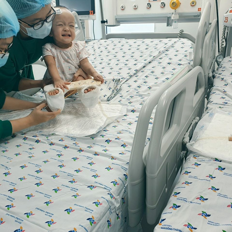 Trúc Nhi (Chị Dâu) đã tháo nẹp bột hoàn toàn, còn em Táo (Diệu Nhi) thì 5 tuần nữa chụp phim phục hồi xương và khung chậu tốt cũng sẽ được tháo hoàn toàn như chị và tiến hành vật lý trị liệu vận động tập đứng đi luôn.