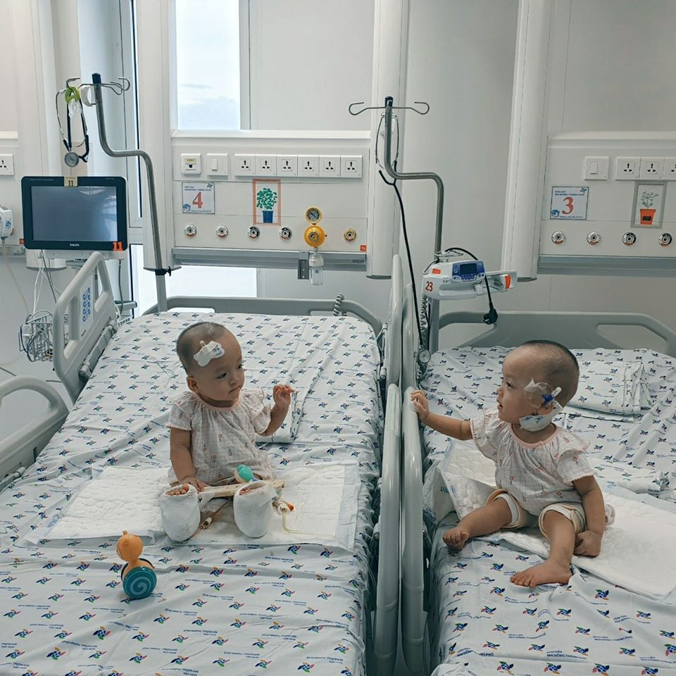 Theo dự kiến, các bé sẽ còn phải vượt qua nhiều cuộc phẫu thuật tạo hình để chỉnh sửa những khiếm khuyết của tạo hóa. Bên cạnh đó, quá trình vật lý trị liệu phục hồi chức năng cũng còn kéo dài.