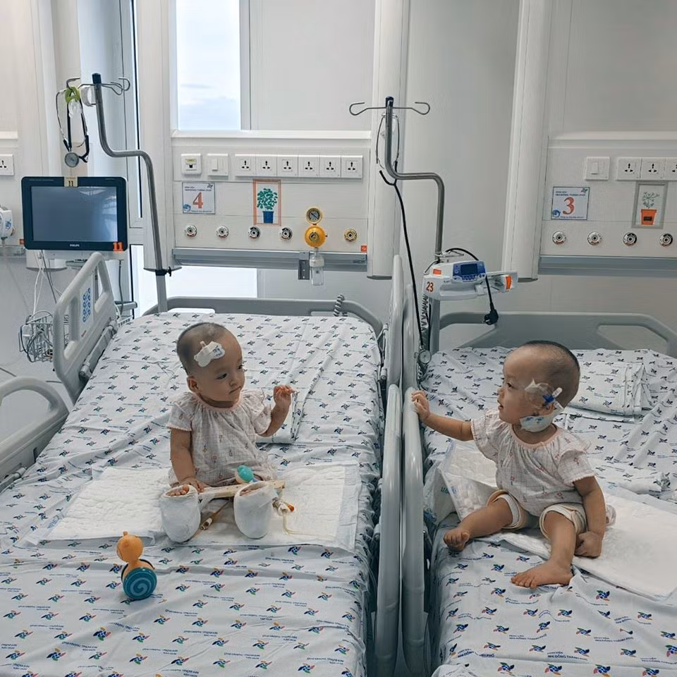 Theo dự kiến, các bé sẽ còn phải vượt qua nhiều cuộc phẫu thuật tạo hình để chỉnh sửa những khiếm khuyết của tạo hóa. Bên cạnh đó, quá trình vật lý trị liệu phục hồi chức năng cũng còn kéo dài.