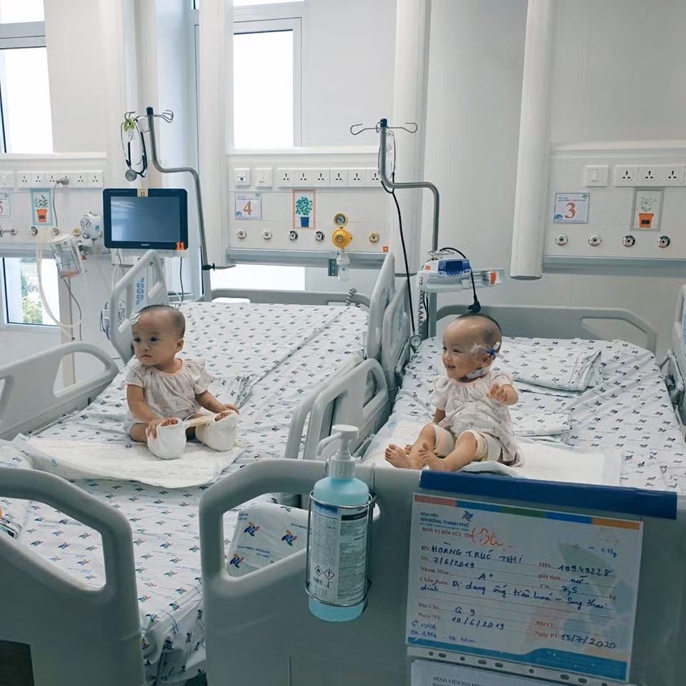 Hoàng Trúc Nhi và Hoàng Diệu Nhi là song sinh dính liền bụng chậu. Theo y văn, đây là trường hợp rất hiếm gặp. Ngày 15/7, cuộc đại phẫu tách hai bé kéo dài 13 giờ, có sự tham gia của gần 100 y bác sĩ.