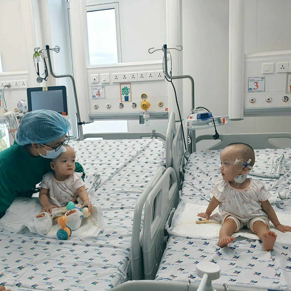 Trước đó, sau ca mổ tách, Trúc Nhi và Diệu Nhi được chuyển về phòng chăm sóc đặc biệt của khoa Hồi sức Tim - Ngoại. Tại đây, các bác sĩ bố trí hai giường bệnh cách xa nhau để đảm bảo chống nhiễm trùng.