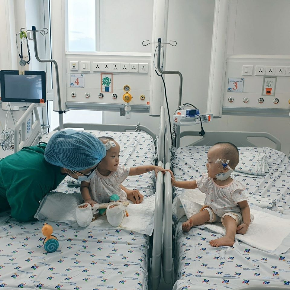 Do kiểm soát nhiễm trùng ổn, nên các cô điều dưỡng được phép kéo giường lại cho hai chị em gặp nhau.