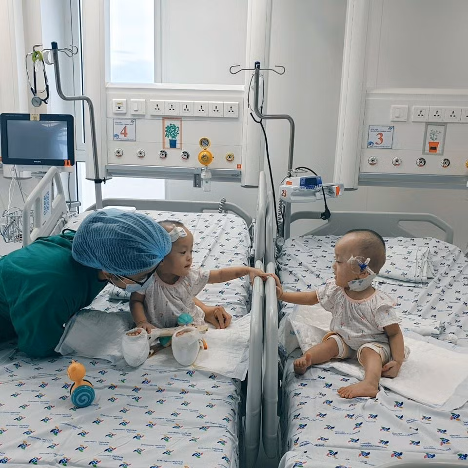 Do kiểm soát nhiễm trùng ổn, nên các cô điều dưỡng được phép kéo giường lại cho hai chị em gặp nhau.