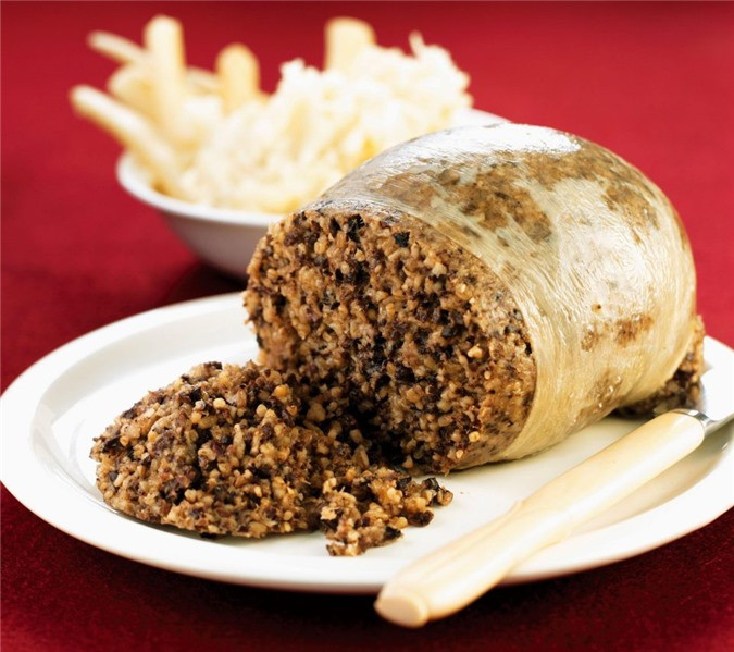 Haggis là một món ăn truyền thống của Scotland, thường được làm từ dạ dày, tim, gan hay phổi của cừu hoặc bê. Người Scotland cho rằng món ăn này có kết cấu rất mềm ngon, nhất là khi vừa nấu xong.
