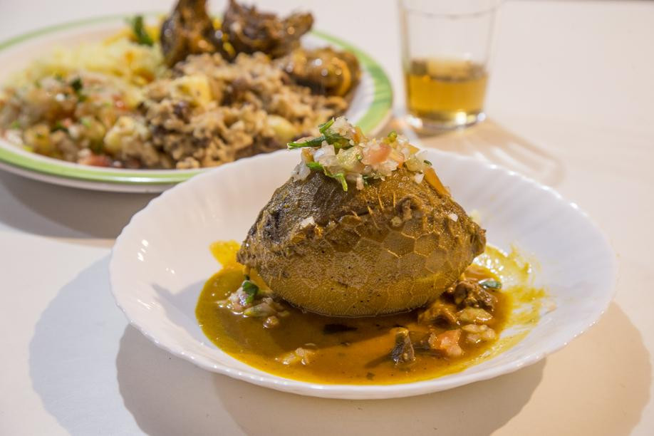 Buchada de bode là một món ăn từ dạ dày động vật bị đánh giá không bắt mắt của Brazil. Món này thực chất là ruột dê được nấu chín và nhồi lại vào dạ dày.