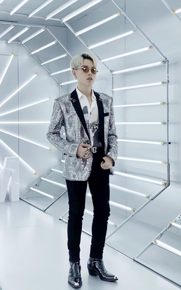 Nam ca sĩ thường phối nhiều trang phục họa tiết và phụ kiện khác nhau trên cùng set đồ.