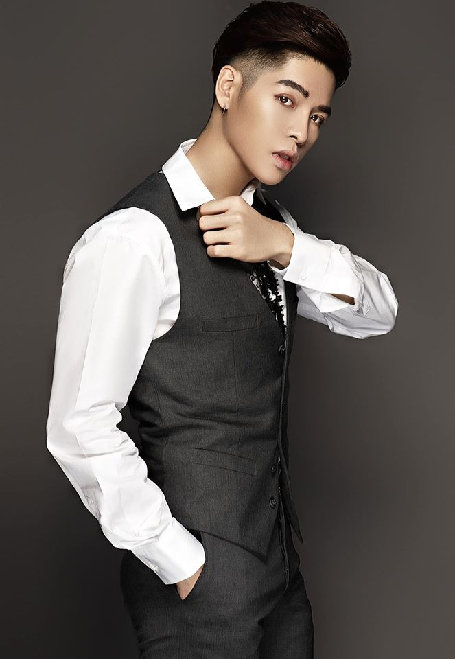 Ngoài chất giọng đầy nội lực, chàng trai sinh năm 1996 còn được khen ngợi bởi gu thời trang cá tính, chất lừ.