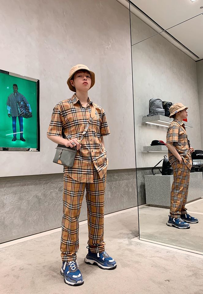 Nam ca sĩ thường cập nhật xu hướng thời trang mới, kết hợp với nhau để tạo nên những set đồ mang đậm dấu ấn cá nhân.