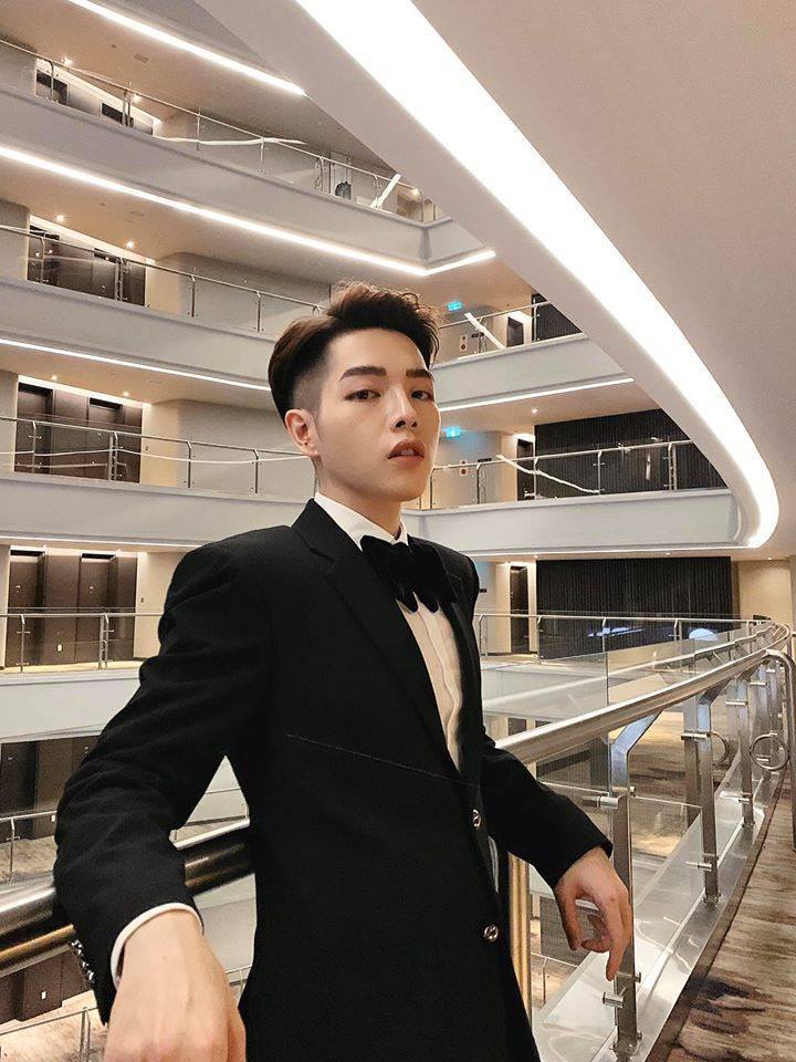 Nam ca sĩ thường xuyên chọn lựa những bộ suit nổi bật, thi thoảng đổi gió với một vài bản phối đậm chất fashionista.