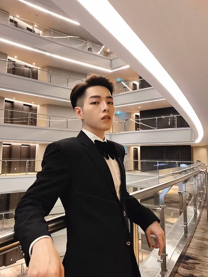 Nam ca sĩ thường xuyên chọn lựa những bộ suit nổi bật, thi thoảng đổi gió với một vài bản phối đậm chất fashionista.