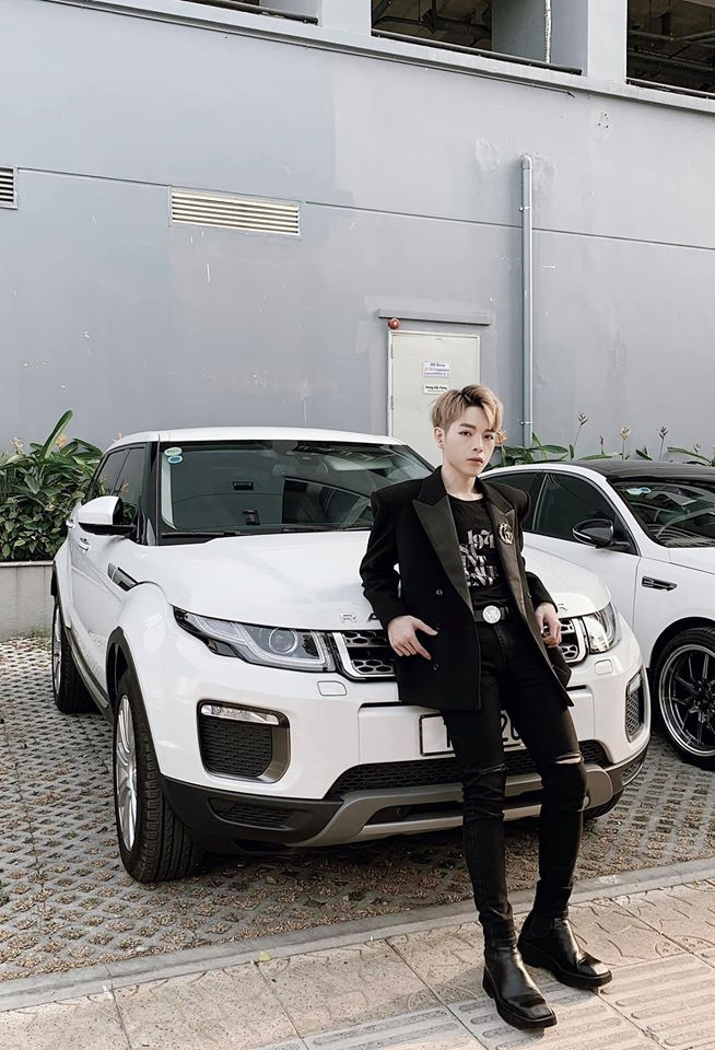 Mỗi set đồ thường được Đức Phúc kết hợp nhiều xu hướng thời trang khác nhau để thể hiện là tín đồ sành điệu.