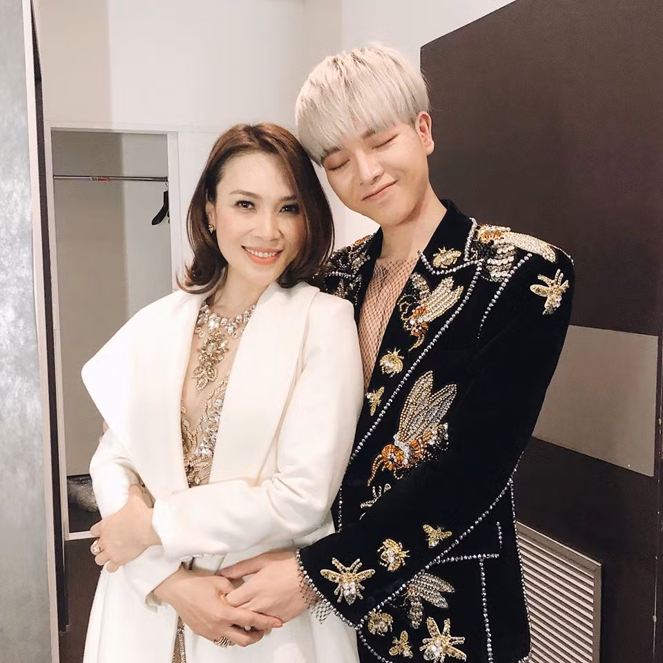 Đôi khi, thời trang trên sân khấu của Đức Phúc cũng không được đánh giá cao vì sự màu mè, diêm dúa cùng loạt phụ kiện khá nữ tính. Ảnh: FBNV. Video "Minh Hằng chia sẻ về phong cách thời trang". Nguồn: VTC.