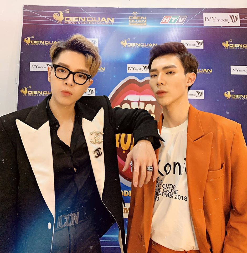 Nam ca sĩ 9X không ngần ngại chi tiền để sở hữu những món đồ hàng hiệu đắt đỏ phục vụ cho hoạt động nghệ thuật.