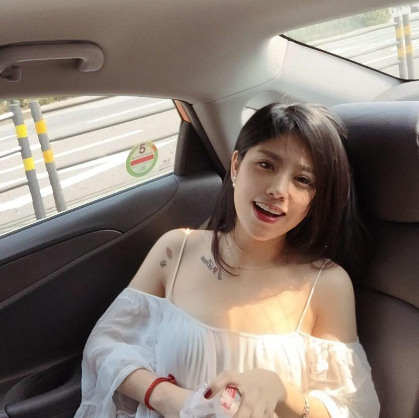 Những chiếc áo trễ vai cũng là item không thể thiếu trong tủ đồ của Hồng Hạnh.