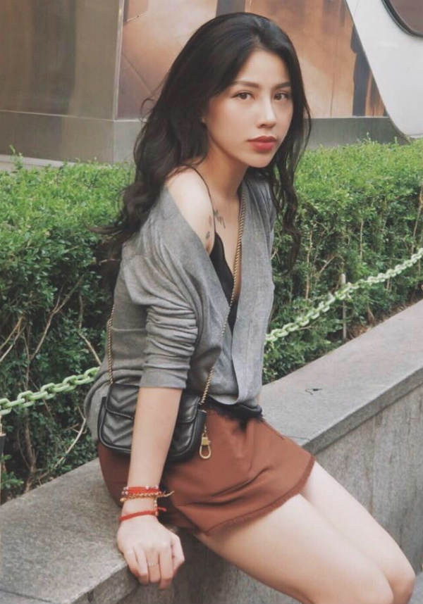 Hồng Hạnh khéo léo khoe bờ vai trần trắng nõn với chiếc áo khoác trễ nải.