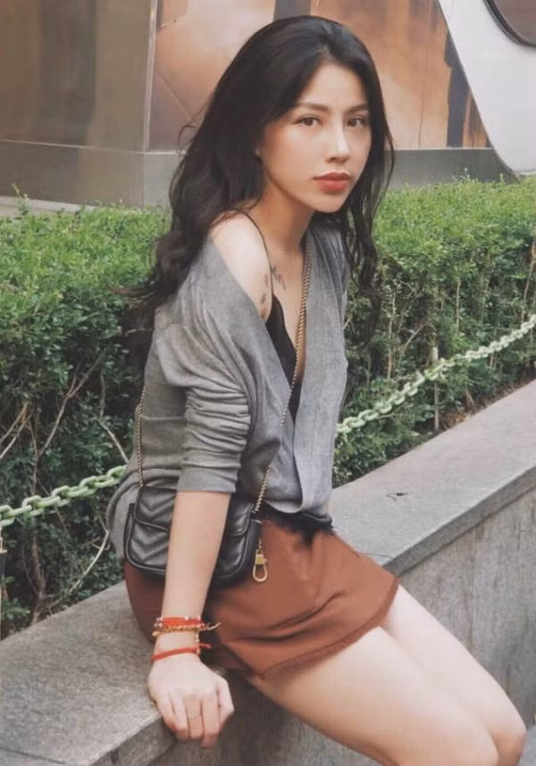 Hồng Hạnh khéo léo khoe bờ vai trần trắng nõn với chiếc áo khoác trễ nải.