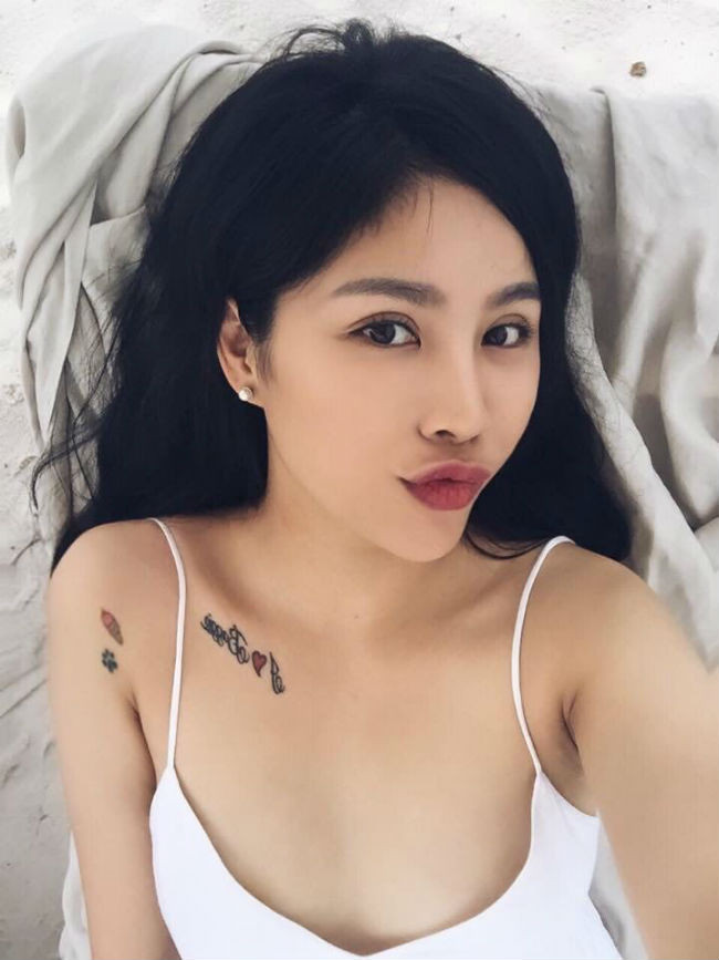 Người đẹp thường xuyên diện những loại áo 2 dây khoe bờ vai thanh mảnh.